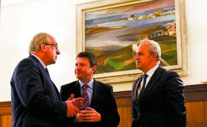 Joxe Joan Gonzalez de Txabarri, José Antonio Santano y Mikel Mendarte, conversan ante un cuadro de Menchu Gal. ::                             DE LA HERA