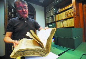 Siglos de historia. El Centro del Patrimonio Documental de Euskadi, en Bergara, contiene gran parte de nuestra memoria. ::
FELIX MORQUECHO
