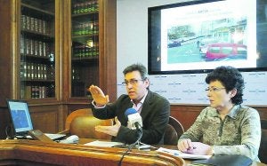 Artia y Belaskoenea. Iridoy y Gayoso presentaron las propuestas jelzales para estos barrios. ::                             F. DE LA HERA