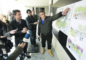 El arquitecto Ricardo Ruiz explica sobre plano las actuaciones que se llevarán a cabo. ::
F. DE LA HERA