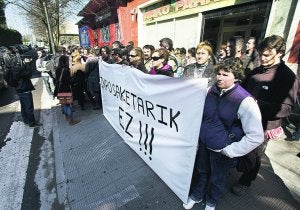 La Asamblea de padres y madres de Elatzeta se concentró ayer frente al Berritzegune. ::                             F. DE LA HERA
