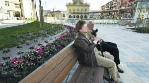 Bancos y jardines. Aunque mejora la permeabilidad peatonal entre las calles Iglesia y León Iruretagoyena (las que flanquean San Juan), la zona abierta ayer al uso es, fundamentalmente, un lugar de estancia abierto y ajardinado. ::                             F. DE LA HERA