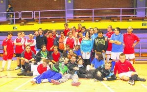 Listos para la competición. Cuadrilla de jugadores de fútbol, en la sala de Atzegi.