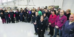 Empleados. Trabajadores del nuevo centro industrial de Gureak, en el polígono de Araso, durante el acto de inauguración. ::                             F. DE LA HERA