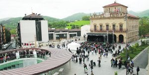 Espacio para disfrutar. Vecinos de Irun se acercaron a disfrutar de la fiesta de reinauguración de la Plaza de San Juan después de su remodelación. ::
F. PORTU