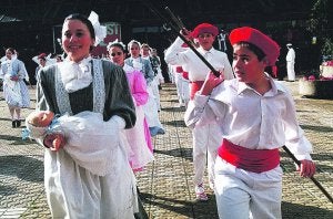 Dantzaris de Eraiki Dantza durante una actuación en la calle.