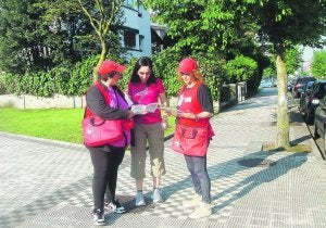 Labor informativa. Dos de las agentes cívicas charlan con una ciudadana.