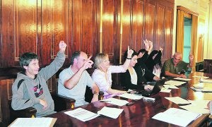 Los concejales de Bildu se quedaron solos a la hora de votar la moción de la gestión de residuos. ::
JOXEBI