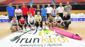 Irunkirol. La delegada de Deportes, Belén Sierra, acompañada por representantes del BAT, Santiagotarrak, Erroibide, Lekaenea Tenis de Mesa, Rugby Club Irun, Central Surf, C.D. Bidasoa, Ramuntxo Trinkete, Club de Tenis Txingudy e Hípica Jaizubia. ::                             F. DE LA HERA