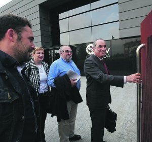 Itxaso, Corcuera, Astudillo y Arriola (PSE), en la sede del PNV de Donostia. ::
LUSA