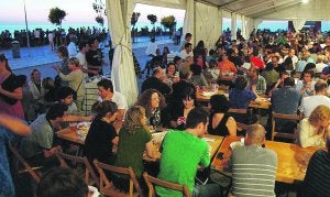 Asistentes a la feria de la cerveza en el interior de la carpa instalada en Sagüés.