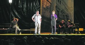 Laukotea. Aurkezlearekin, bost. Mikrofonoaren aurrean, Anjel Mari Peñagarikano eta Alaia Martin. Bankuan, Aitor Mendiluze eta Nerea Elustondo. ::
LUSA