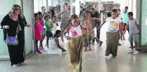Lo pasaron en grande. La carrera de sacos, el juego de las sillas o el pañuelito alegraron la tarde de los niños, antes de que diese comienzo el acto político. ::
FOTOS KLISK
