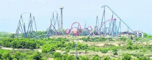 El complejo de ocio se situará junto al parque temático Port Aventura, en la imagen. ::                             AFP