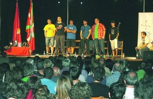 Ikusmina. Jende asko bildu zen Zineman sei bertsolari gazte hauei entzuteko gogoz finalean.