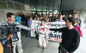 Ante el Juzgado. Concentración de Stop Desahucios, celebrada el pasado jueves en Irun. ::                             F. DE LA HERA