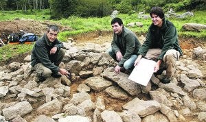 Tapia y Ceberio con Julen Mendoza, en Txoritokieta. ::
ARIZMENDI