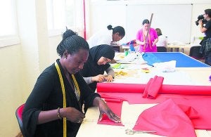 Costura y confección. Estudiantes en una de las aulas del centro AP Mendibil. ::
F. DE LA HERA