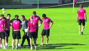 Choque. Llorente se dirige al vestuario mientras Bielsa continúa con el entrenamiento. ::                             MITXEL ATRIO