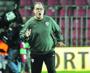 Órdenes. Bielsa da instrucciones a sus jugadores en un partido del Athletic. ::                             EFE