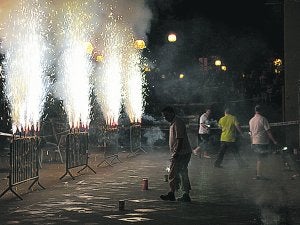 Pirotecnia. Espectáculo celebrado durante las fiestas del barrio San Miguel. ::                             FOTOS: SANTIAGOKO DEABRUAK