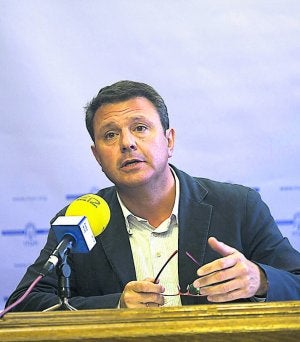 Pendiente del Fofim. José Antonio Santano, alcalde de Irun. ::                             DE LA                             HERA