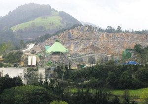 Entorno. Vista de la cantera de Sasiola en Deba, con la pared de Praileaitz.