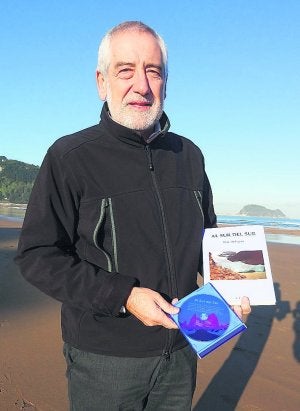 Iñaki Bidegain, esta semana en la playa con su novela. ::                             ETXEBERRIA