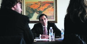 Txomin García ha pilotado la fusión junto con el recientemente fallecido Juan Mari Orbe, presidente de Ipar Kutxa. ::                             IGNACIO PÉREZ