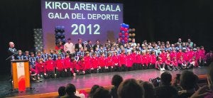 Foto de familia. Miembros de las escuelas de fútbol homenajeadas junto con los premiados de la noche y las autoridades. ::
FOTOGRAFÍAS: F. DE LA HERA