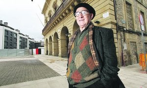El obispo Manuel Eguiguren, junto al Ayuntamiento de Irun. ::
F. DE LA HERA