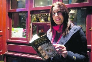 'Zaindari ikusezina'. Dolores Redondo, junto a uno de los ejemplares en euskera. ::
GUILLERMO RIVAS