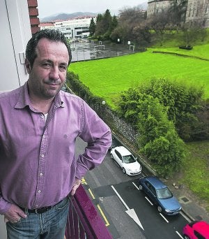 Juan Segador. Tras él, la parcela cuyo uso se debatió en la consulta.