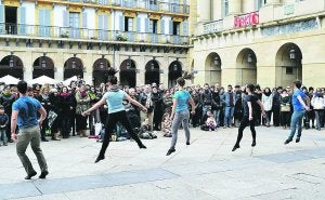 Haatik dantza-konpainiakoak, Konstituzio Enparantzan lanean. ::
JOSÉ MARI LÓPEZ