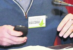 Un concejal de Bildu, con la pegatina en el pecho. ::
FRAILE