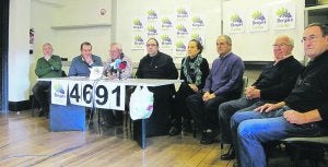 Bergara Garbia. La plataforma en la presentación de la campaña de bolsas en los balcones. ::
MIGURA