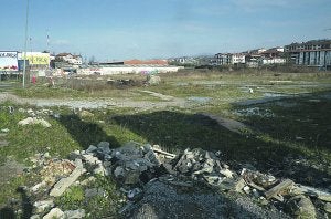 Parcela de avenida de Letxunborro que pasa a ser terciaria. ::
DE LA HERA