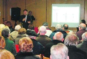 Un instante del encuentro, celebrado el jueves, entre el alcalde y los vecinos de Anaka-Puiana.