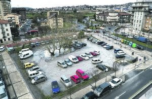 Primero, las catas. En breve comenzará el análisis del suelo previo a la construcción del futuro edificio que rematará la calle Uranzu y que tendrá usos destinados a las asociaciones de la ciudad. ::
F. DE LA HERA