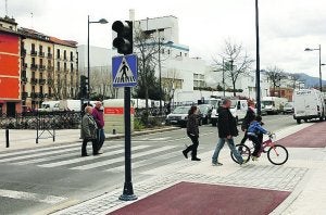 Bidegorri. Está disponible el carril bici por la avenida de Navarra, con respeto a los peatones en los pasos de cebra. ::
ARIZMENDI