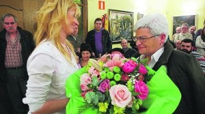 Ramoni Elizazu alargunari lore sorta eman zioten atzoko aurkezpenean. ::
ARIZMENDI