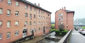 Viviendas del polígono Altamira de Lezo, donde vecinos han retirado postes de recogida del sistema puerta a puerta. ::                         ARIZMENDI