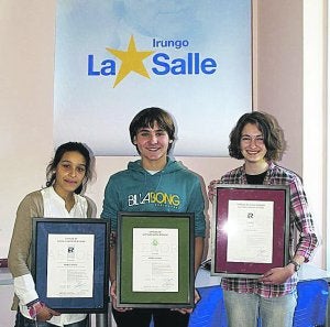 Alumnos de Irungo la Salle muestran la triple certificación.