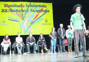 Mikel Iturriotz, txapela jantzita, Leidorren kantuan.