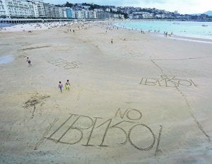 Denuncia sobre el recargo del IBI que apareció la semana pasada dibujada en la arena de la playa donostiarra de La Concha. ::                             LOBO ALTUNA