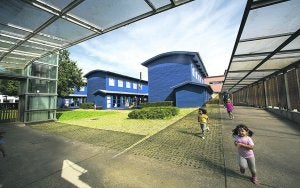 Txingudi. Una obra pendiente es la reparación de las cubiertas de Infantil de la Ikastola. ::                             DE LA HERA