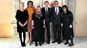 Arriba, Laura Rodríguez Espinosa y su madre, de compras por Madrid; debajo, en la foto con los Obama que La Moncloa exigió retirar de la web de la Casa Blanca.  ::
DIEZ MINUTOS