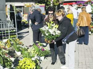 Centros florales. Puesto de flores instalado en la plaza Genaro Etxeandia. ::
F. DE LA HERA