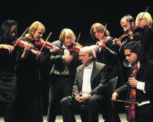 Historia teatralizada. Los músicos de la orquesta se rebelarán al director, y éste se vengará. ::
OCE