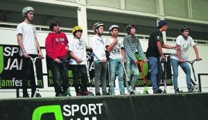 Ficoba se llenó de jóvenes que, sobre sus scooters, disfrutaron deslizándose en las rampas instaladas con motivo de la feria. ::
FLOREN PORTU